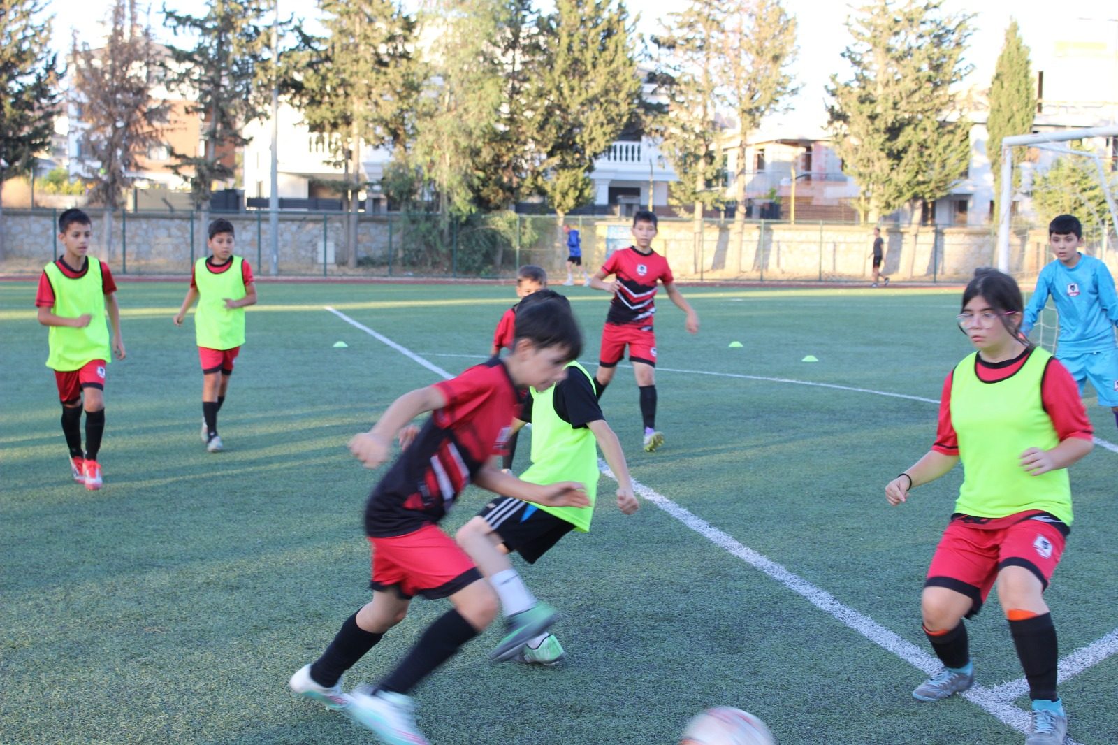 Genç Hisar Futbol Okulu antrenmanında kız ve erkek sporcular