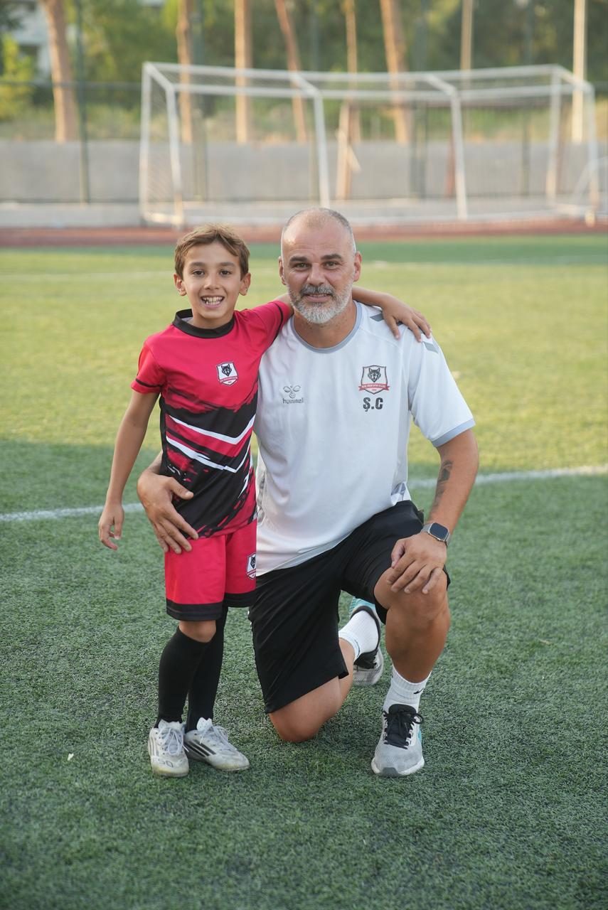 Antrenör Şakir Coşkun minik sporcusuyla